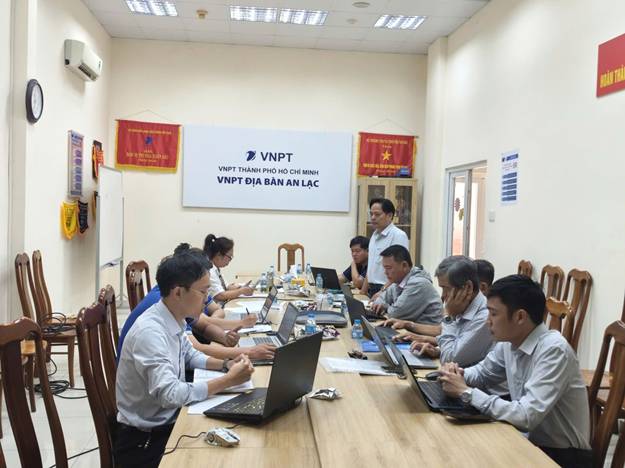 Có thể là hình ảnh về một hoặc nhiều người, mọi người đang học, bàn và văn bản