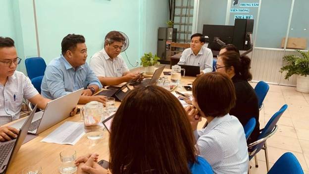 Có thể là hình ảnh về một hoặc nhiều người, mọi người đang học, bàn và văn bản