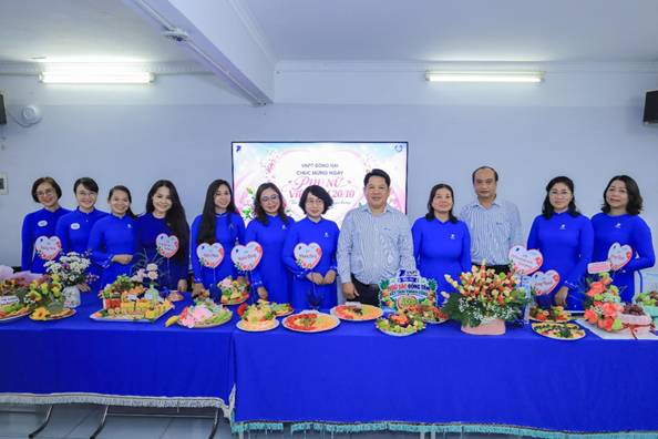 A group of people standing in front of a table with food

Description automatically generated