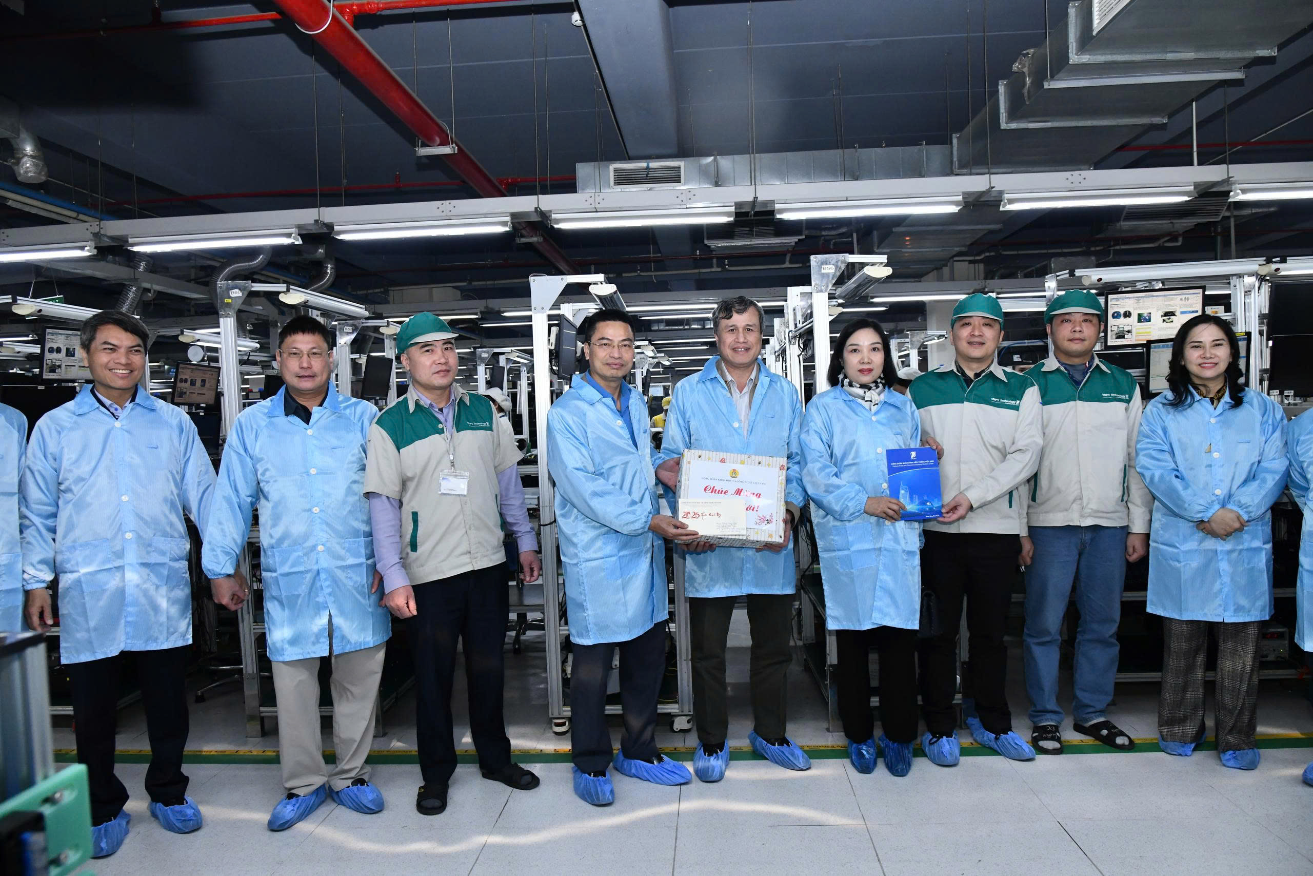 Công đoàn các cấp thăm hỏi, tặng quà người lao động ở khu CNC Hòa Lạc