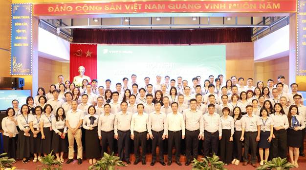 Các đại biểu tham dự Hội nghị chụp ảnh lưu niệm