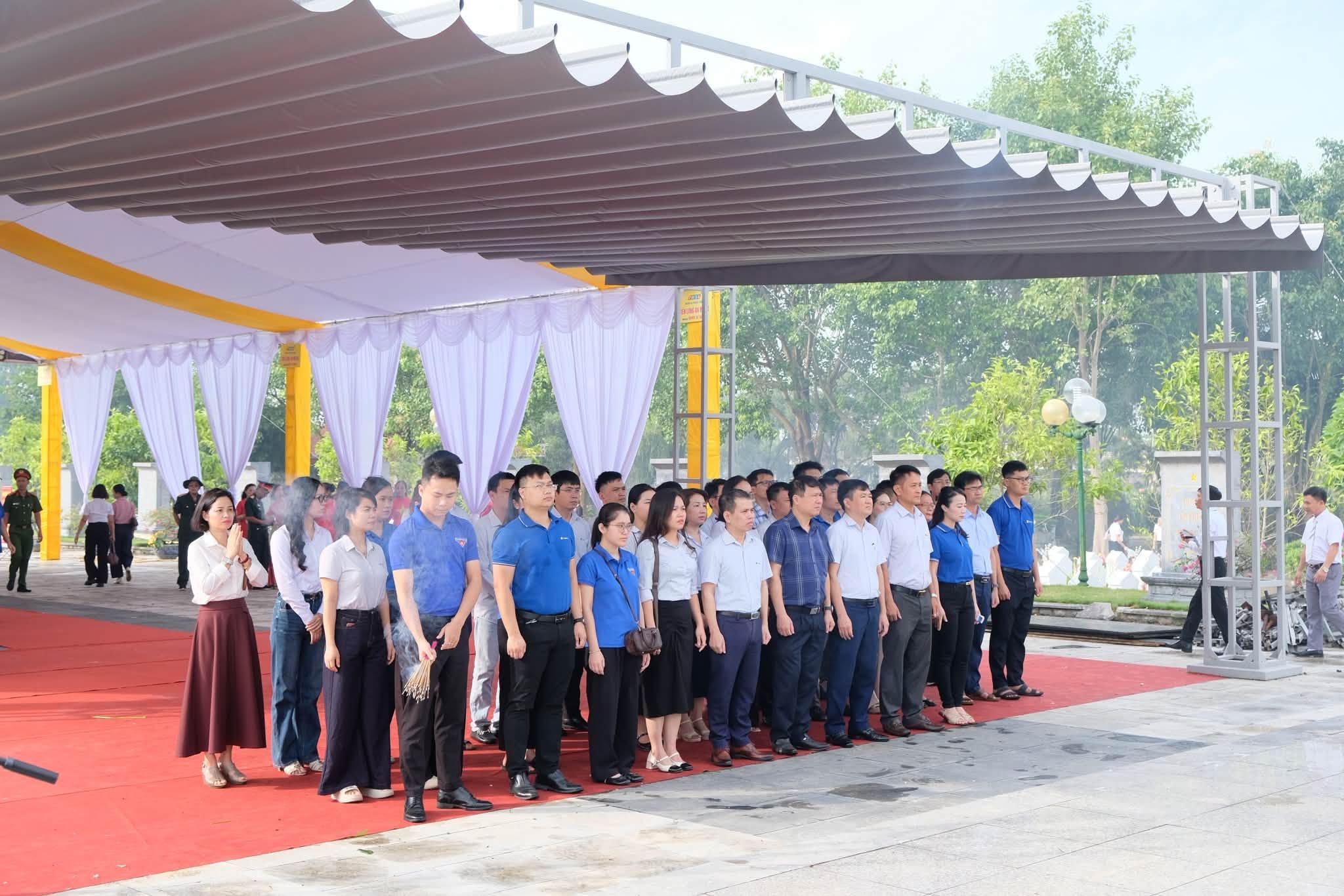 Lắng đọng phút tri ân tại Nghĩa trang Liệt sĩ Hàm Rồng