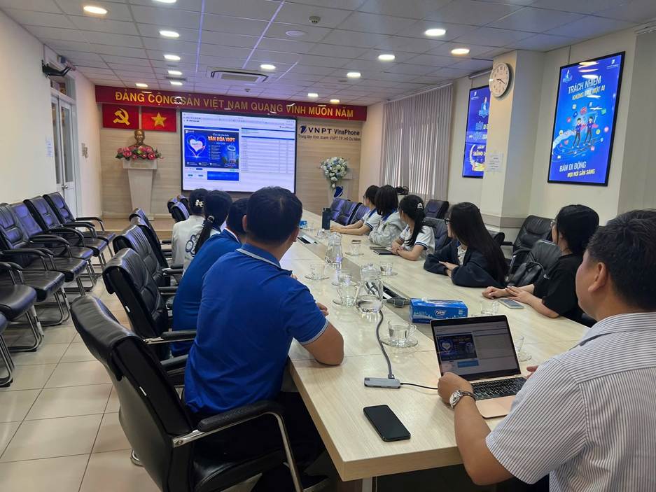 Có thể là hình ảnh về một hoặc nhiều người, mọi người đang học, phòng tin tức và văn bản