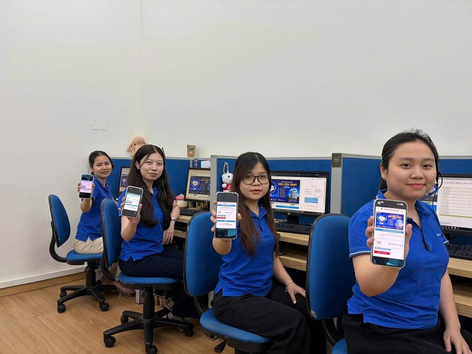 Có thể là hình ảnh về điện thoại, bệnh viện và văn bản
