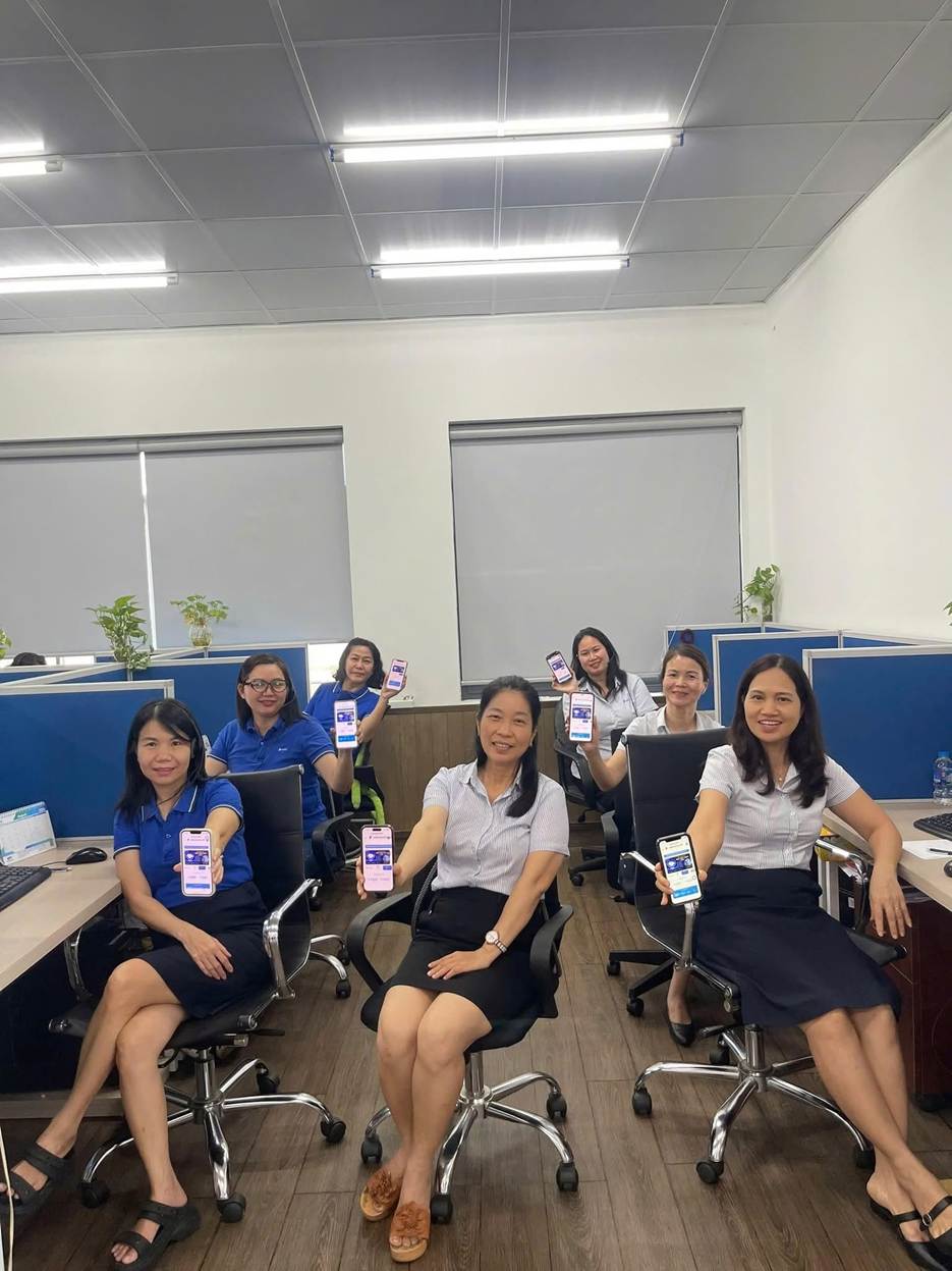Có thể là hình ảnh về một hoặc nhiều người, mọi người đang học và văn bản