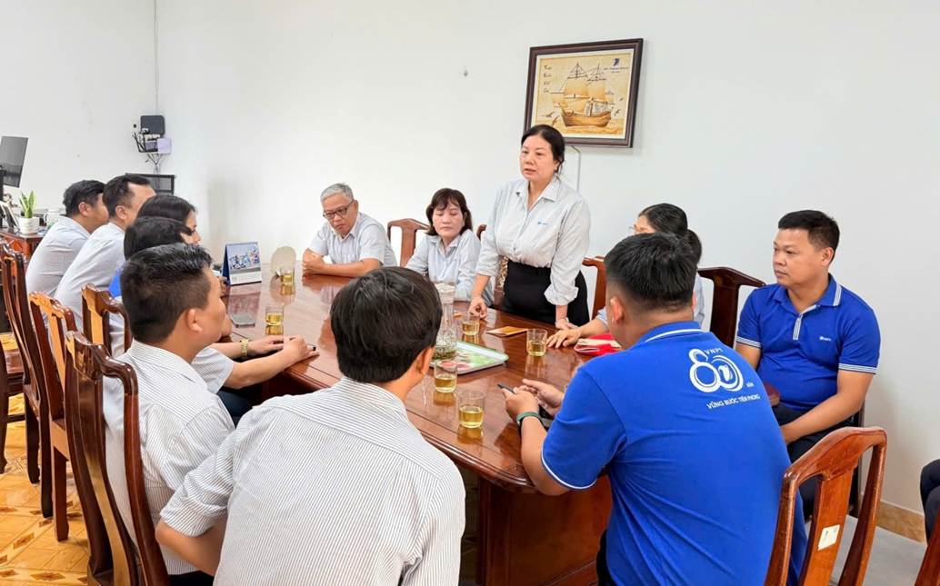 A group of people around a table

Description automatically generated