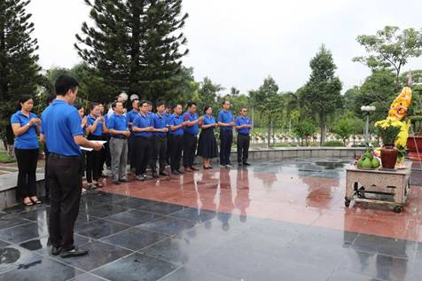 A group of people standing in a line

Description automatically generated