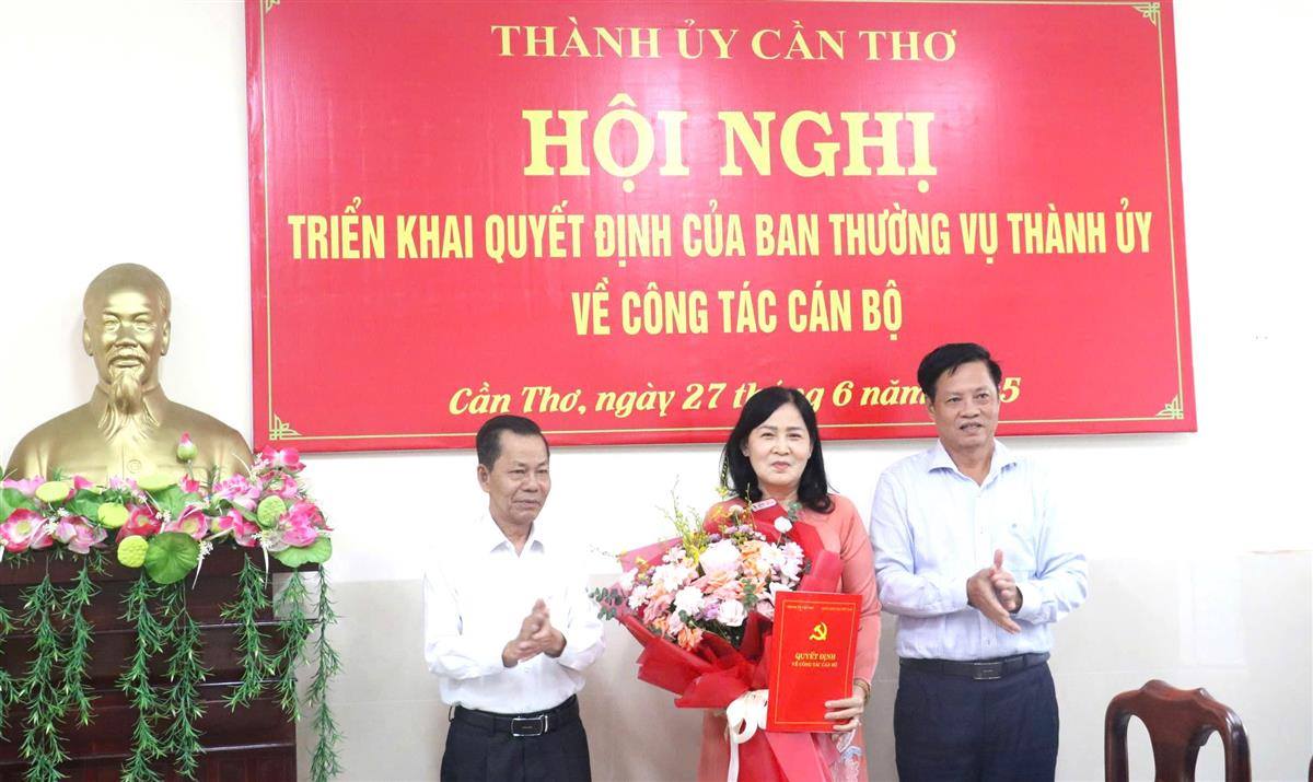 Trao quyết định nghỉ hưu cho đồng chí Lê Cẩm Thoa, Phó Trưởng Ban Nội chính Thành ủy Cần Thơ