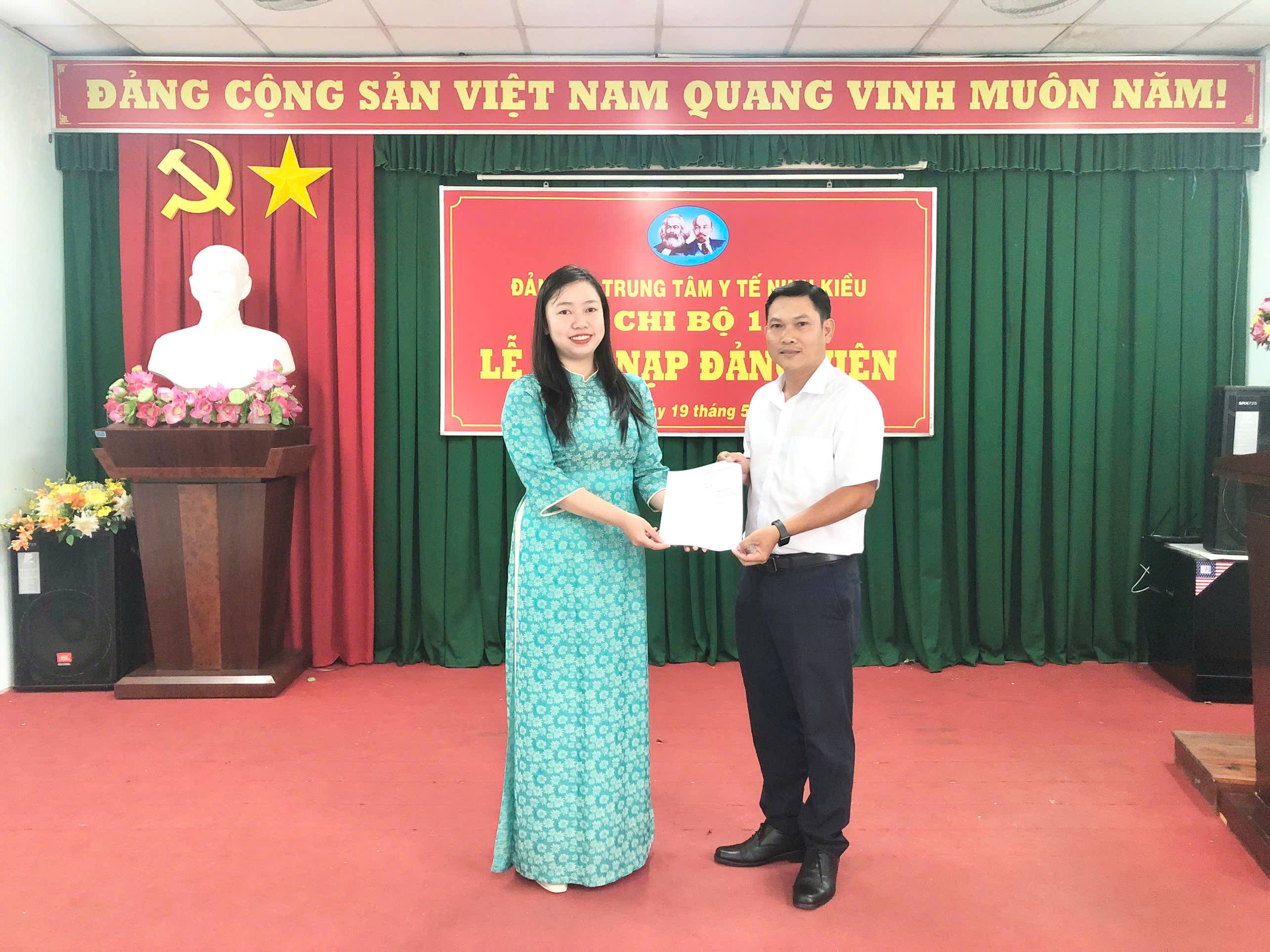 Đảng ủy Trung tâm Y tế quận Ninh Kiều tổ chức lễ kết nạp đảng viên mới