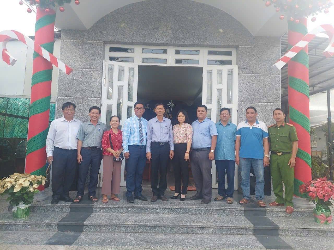 Phường Thới An Đông thăm, chúc mừng Hội thánh Tin lành nhân dịp Giáng sinh năm 2025
