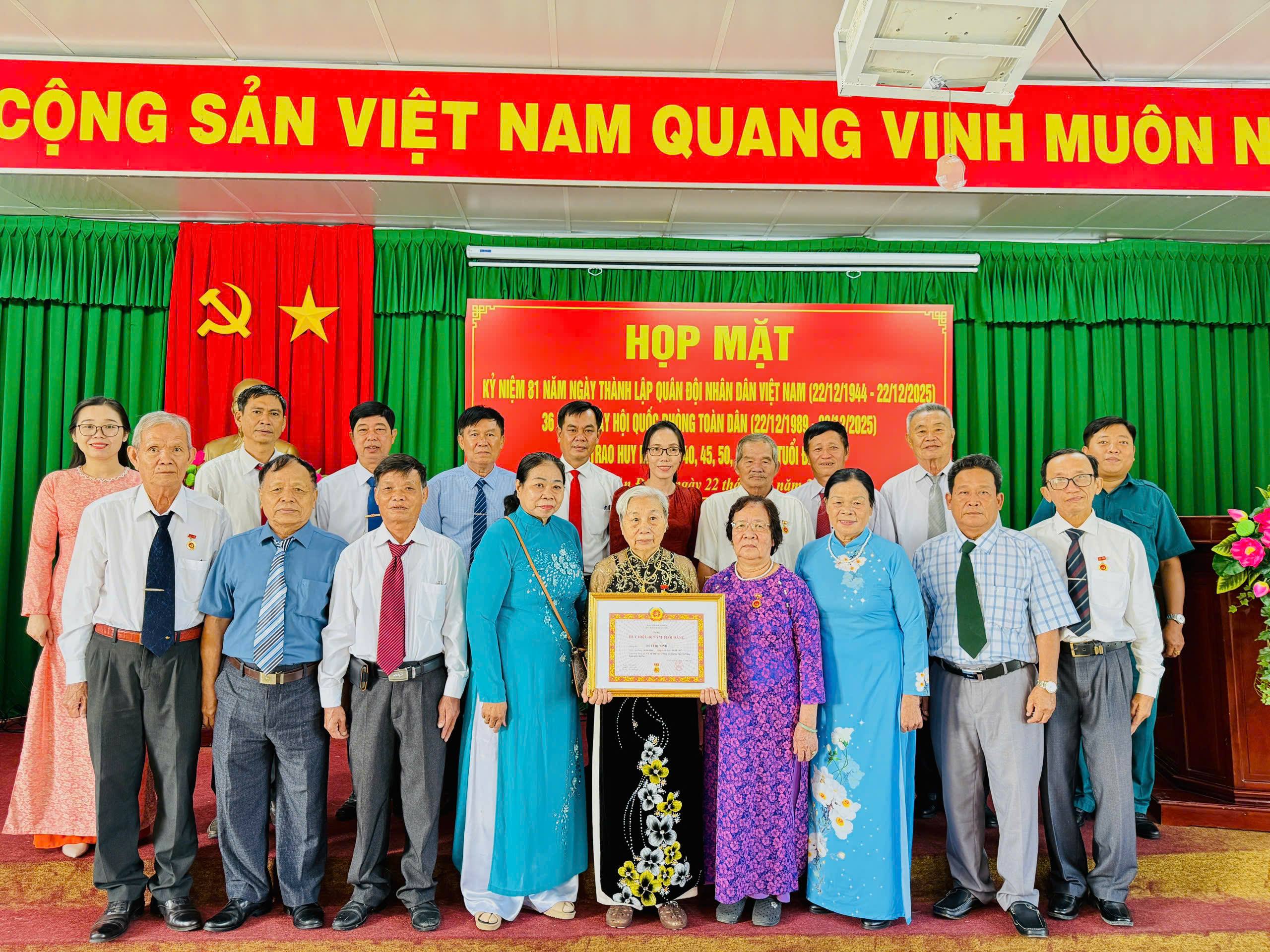 Phường Thới An Đông tổ chức họp mặt kỷ niệm 81 năm Ngày thành lập Quân đội nhân dân Việt Nam và 36 năm Ngày hội Quốc phòng toàn dân, trao Huy hiệu Đảng cho các đồng chí cao niên tuổi Đảng