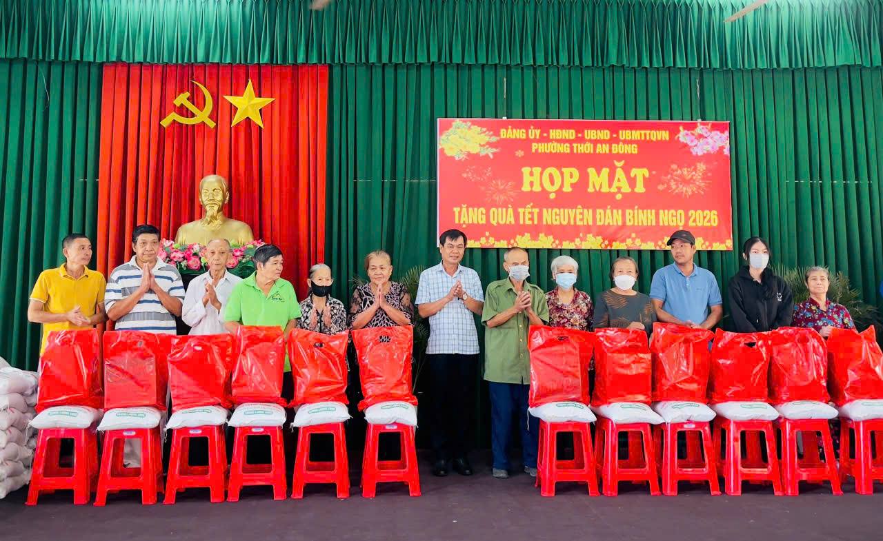 HỌP MẶT TẶNG QUÀ TẾT NGUYÊN ĐÁN BÍNH NGỌ NĂM 2026