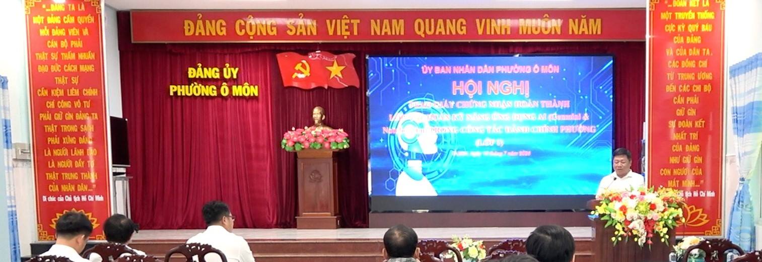 PHƯỜNG Ô MÔN TRAO GIẤY CHỨNG NHẬN HOÀN THÀNH LỚP TẬP HUẤN KỸ NĂNG ỨNG DỤNG AI CHO 55 CÁN BỘ, CÔNG CHỨC, VIÊN CHỨC