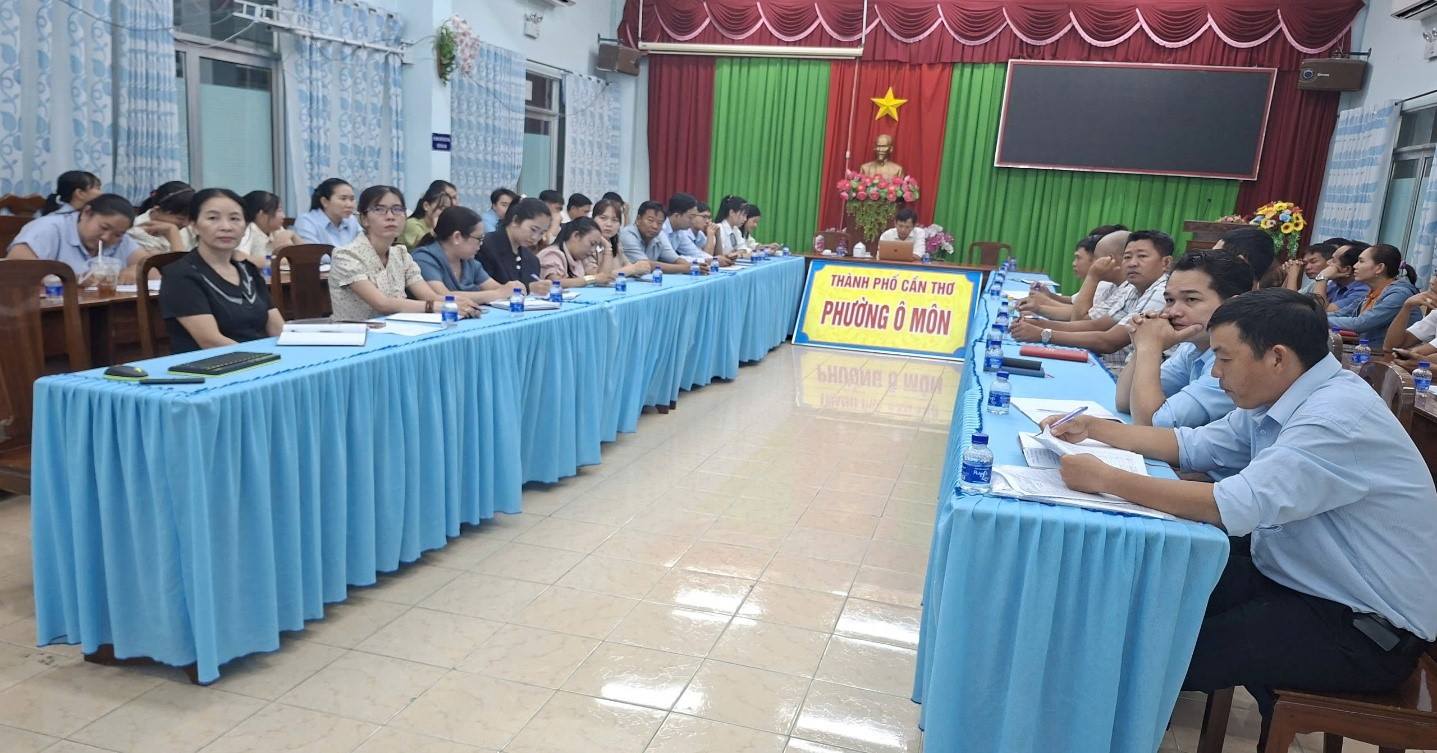 ỦY BAN NHÂN DÂN PHƯỜNG Ô MÔN THAM DỰ HỘI NGHỊ TRỰC TUYẾN TRIỂN KHAI CÁC VĂN BẢN LUẬT