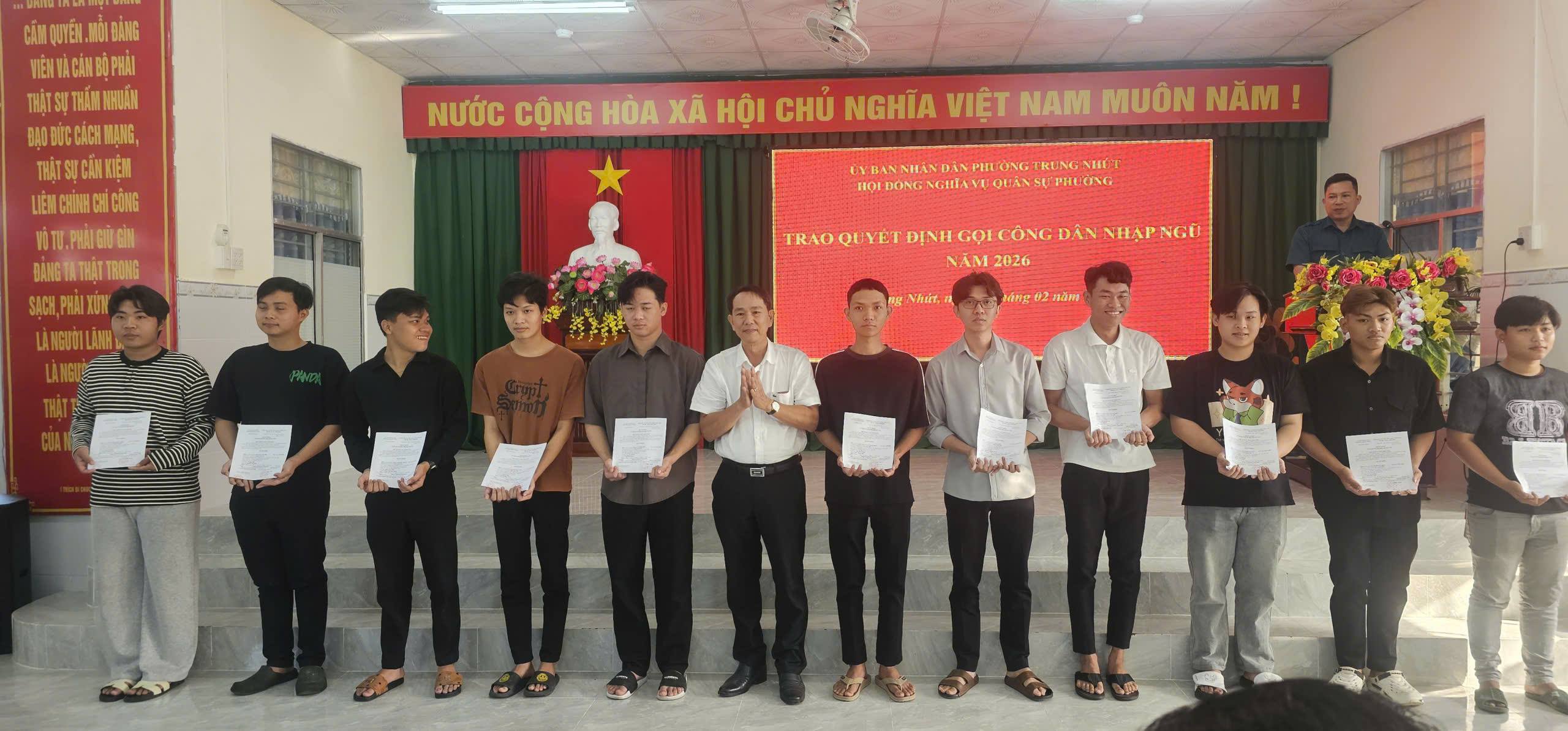  PHƯỜNG TRUNG NHỨT TRAO QUYẾT ĐỊNH GỌI CÔNG DÂN NHẬP NGŨ NĂM 2026