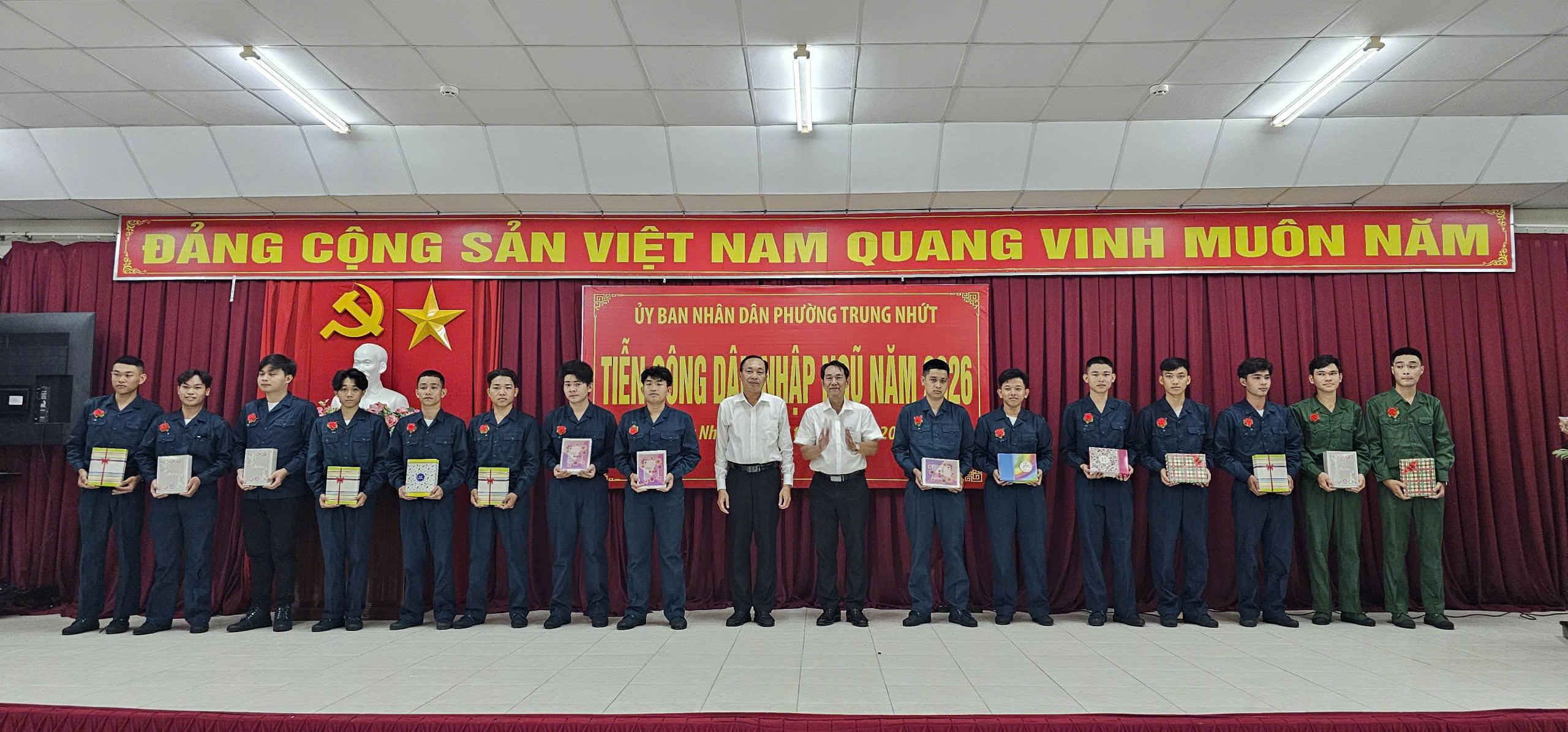  Phường Trung Nhứt tiễn đưa 60 công dân nhập ngũ năm 2026