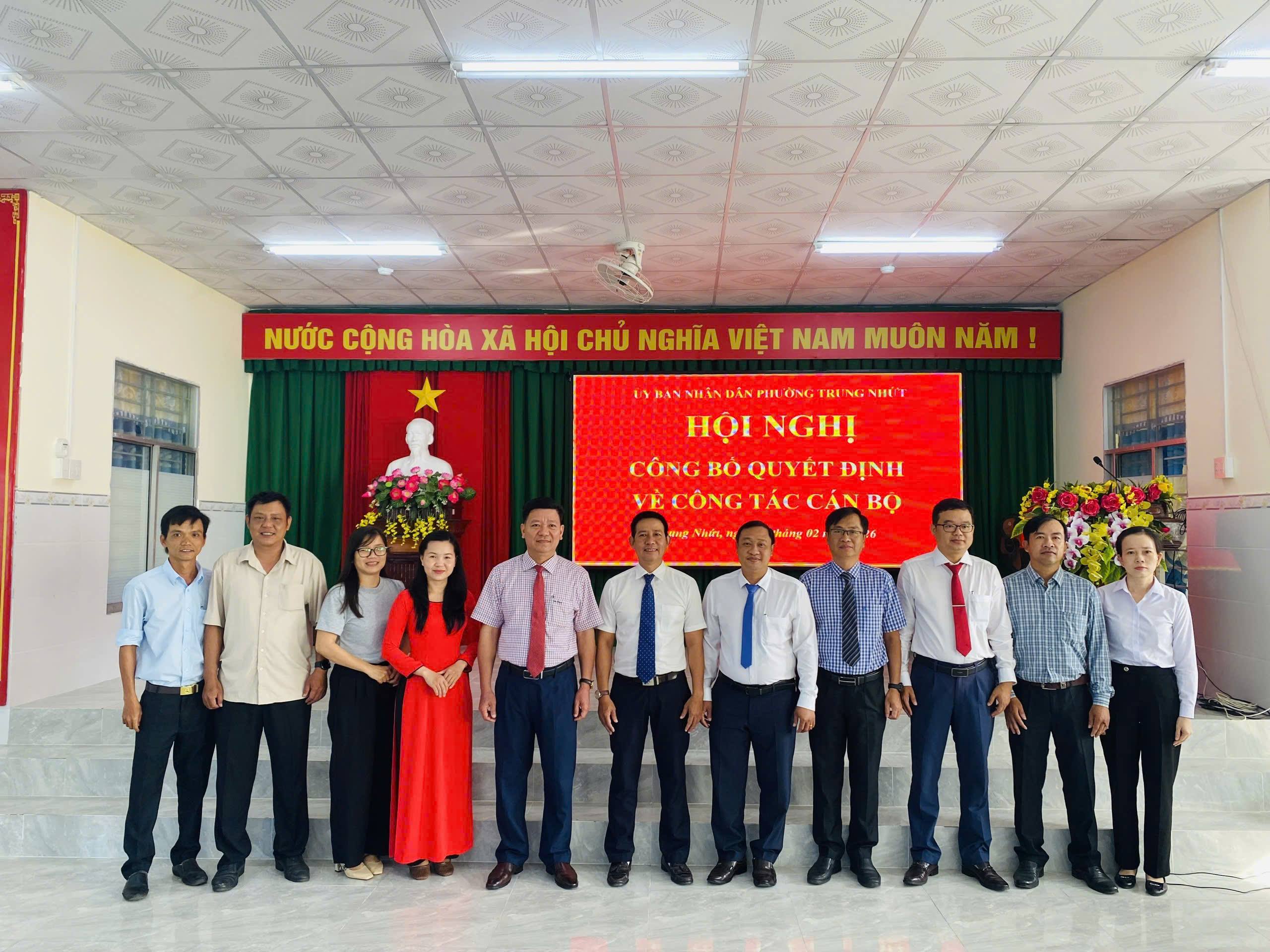 UBND PHƯỜNG TRUNG NHỨT: CÔNG BỐ QUYẾT ĐỊNH THÀNH LẬP ĐƠN VỊ VÀ BỔ NHIỆM CÁN BỘ LÃNH ĐẠO