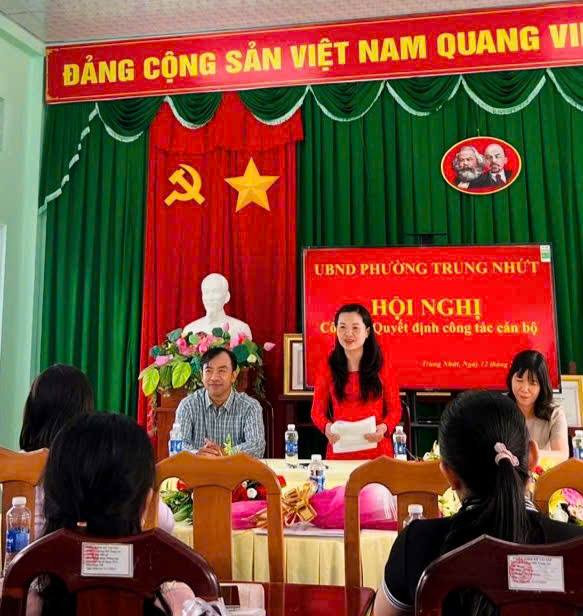 CÔNG BỐ VÀ TRAO QUYẾT ĐỊNH BỔ NHIỆM PHÓ HIỆU TRƯỞNG CÁC TRƯỜNG TRÊN ĐỊA BÀN PHƯỜNG TRUNG NHỨT 