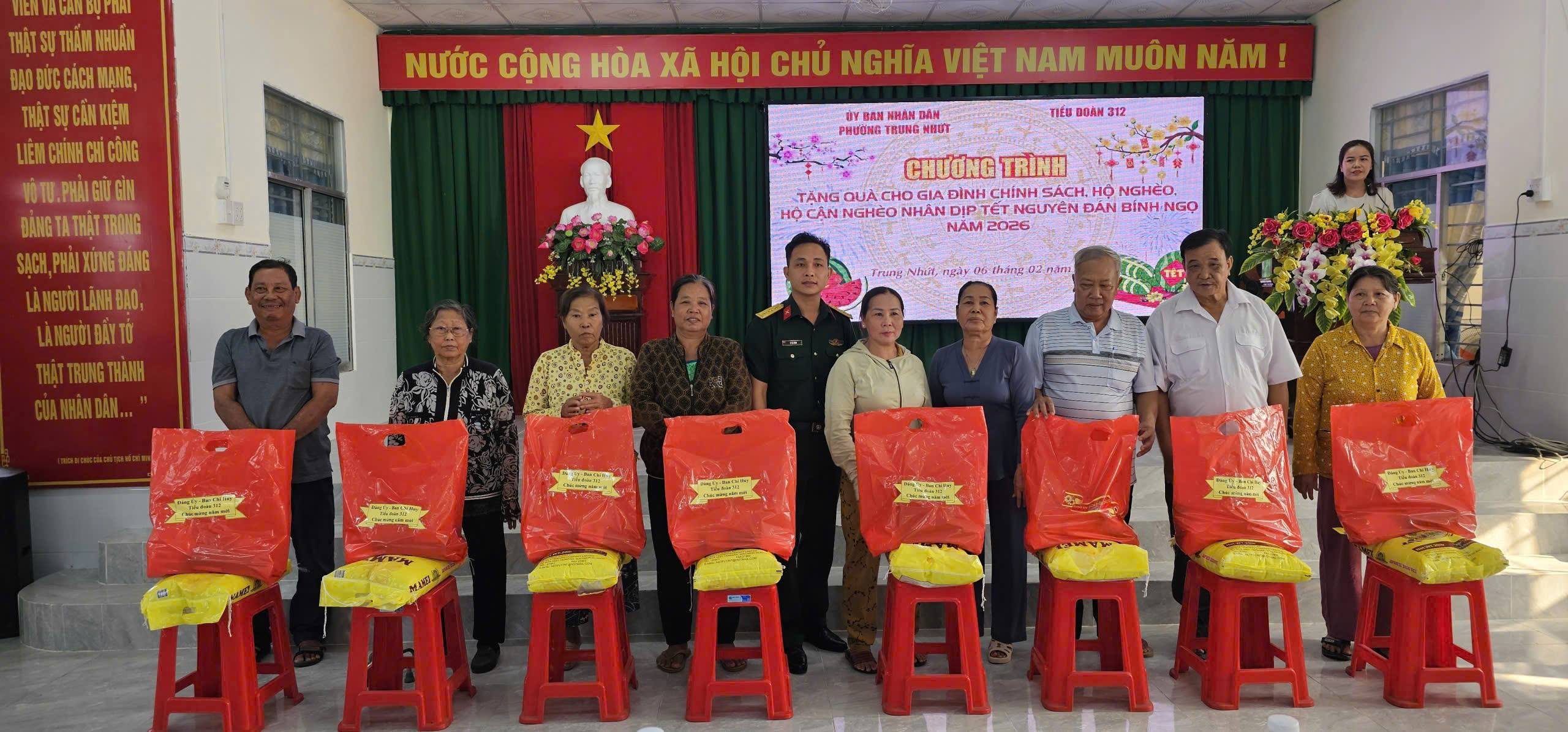 PHƯỜNG TRUNG NHỨT TẶNG QUÀ TẾT CHO CÁC GIA ĐÌNH CHÍNH SÁCH, HỘ NGHÈO, CẬN NGHÈO DỊP TẾT NGUYÊN ĐÁN BÍNH NGỌ NĂM 2026. 