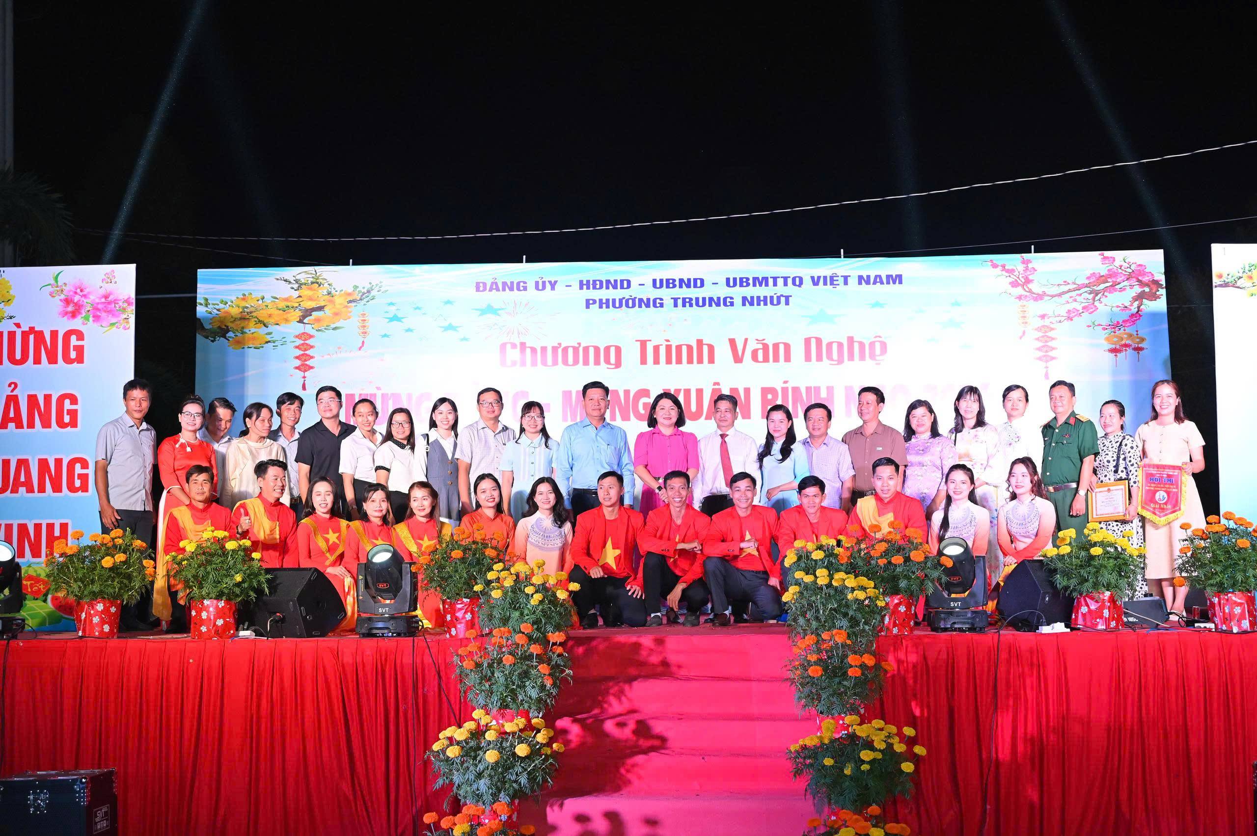 PHƯỜNG TRUNG NHỨT TỔ CHỨC CHƯƠNG TRÌNH VĂN NGHỆ MỪNG ĐẢNG, MỪNG XUÂN BÍNH NGỌ 2026