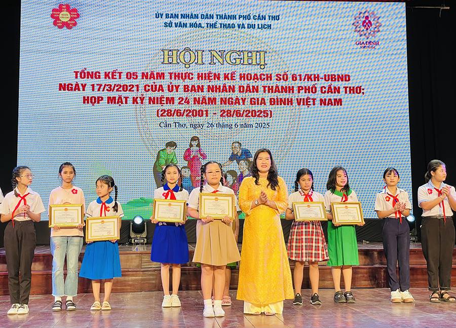 Cần Thơ tổng kết 5 năm xây dựng hình mẫu con người thành phố “Trí tuệ - Năng động - Nhân ái - Hào hiệp - Thanh lịch” và kỷ niệm Ngày Gia đình Việt Nam
