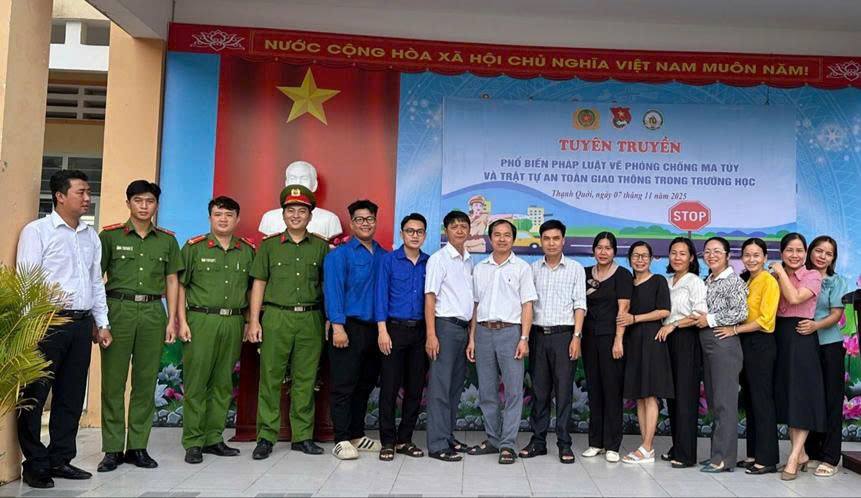Công an xã Thạnh Quới tăng cường công tác tuyên truyền phòng, chống ma túy và trật tự, an toàn giao thông