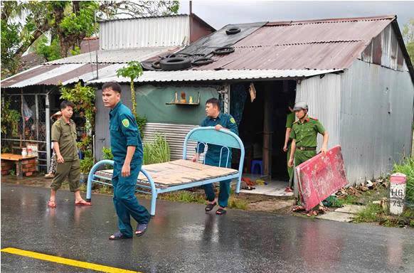 Công an xã Thạnh Quới giúp người dân di dời tài sản, bảo đảm an toàn tại vùng có nguy cơ sạt lở