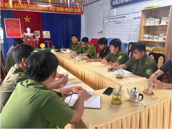 Công an xã Thạnh Quới kiểm tra hoạt động của lực lượng an ninh trật tự (ANTT) ở cơ sở