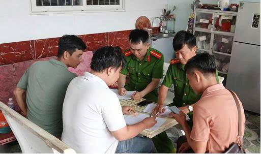 Công an xã Thạnh Quới ra quân tuyên truyền vi phạm hành chính về lĩnh vực cư trú