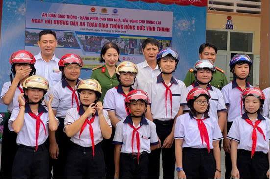 Công an xã Thạnh Quới phối hợp tuyên truyền trật tự an toàn giao thông, phòng chống ma túy, phòng chống đuối nước và trao mũ bảo hiểm cho học sinh tại Trường THCS Thạnh Quới
