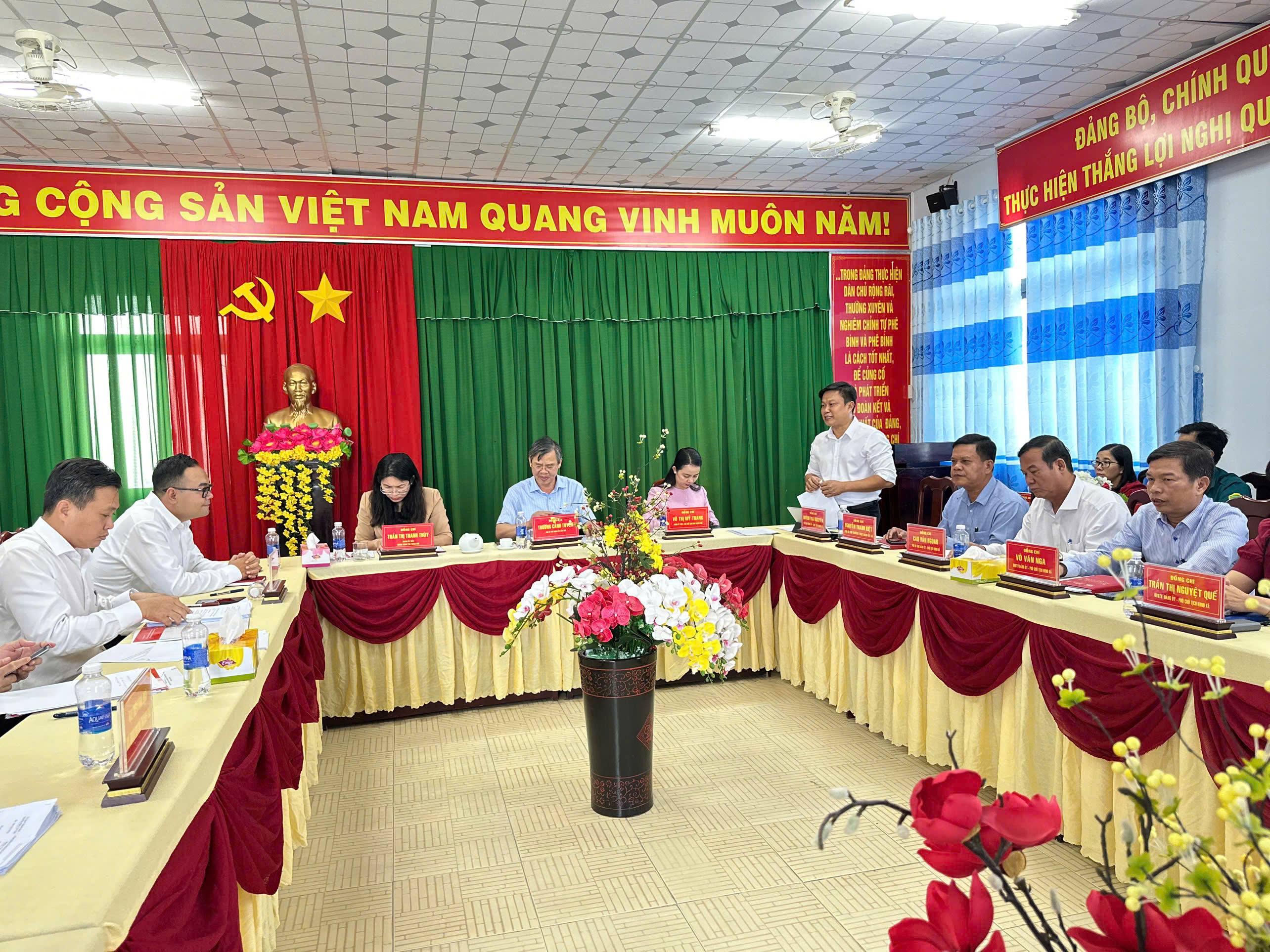 Ông Trương Cảnh Tuyên - Phó Bí thư Thành ủy làm việc với Ban Thường vụ Đảng ủy xã Thạnh Quới