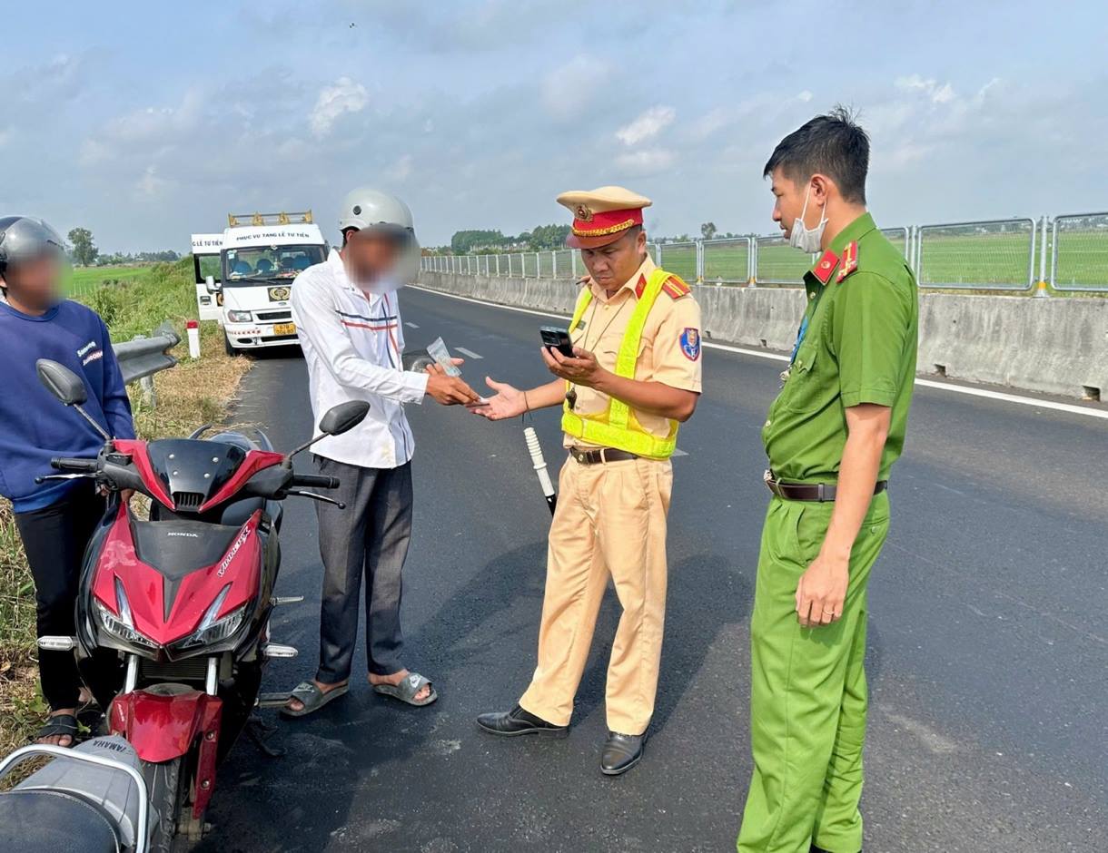 Cảnh báo nguy cơ tai nạn giao thông khi đi xe máy vào tuyến đường Lộ Tẻ - Rạch Sỏi