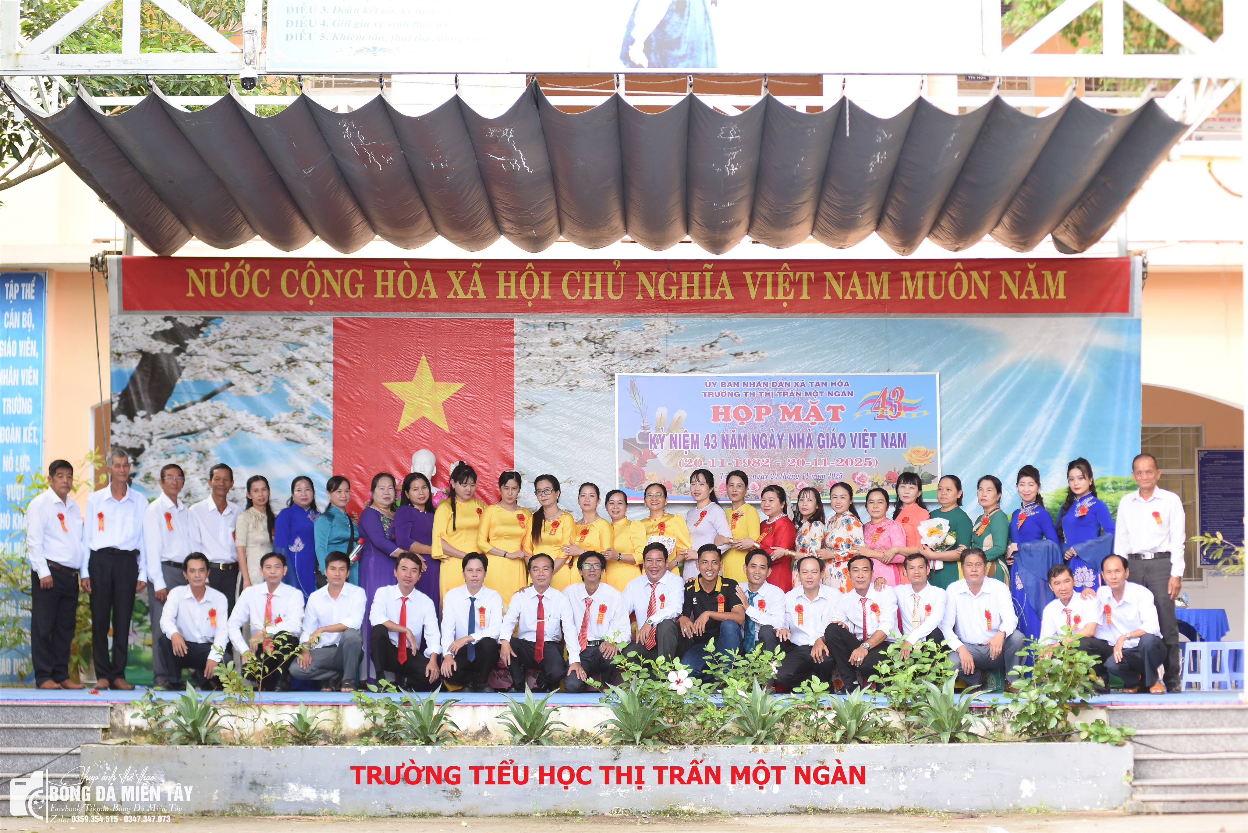 Lãnh đạo trao hoa tri ân các nhà giáo