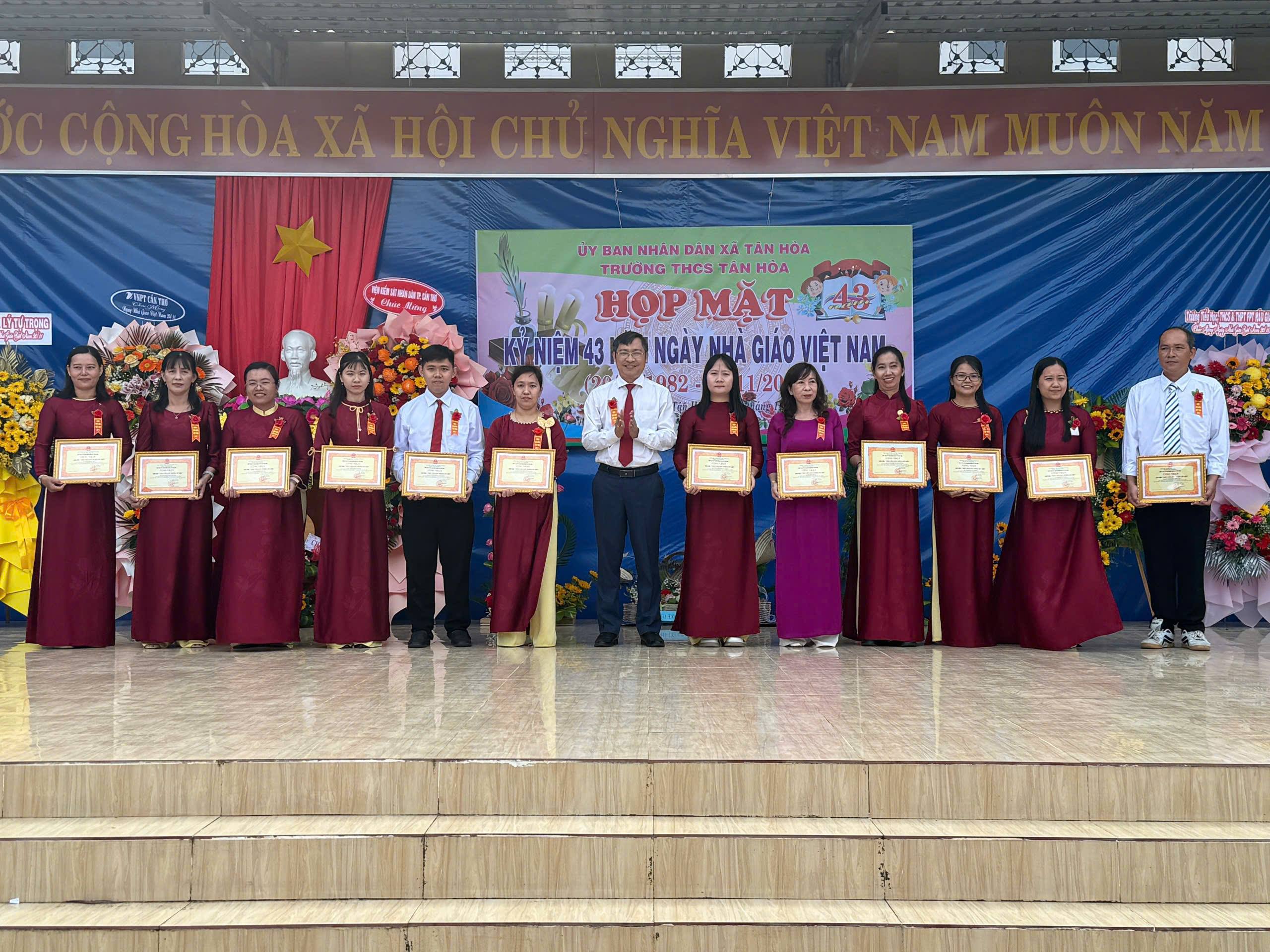 Khánh tiết chào mừng ngày Nhà giáo Việt Nam