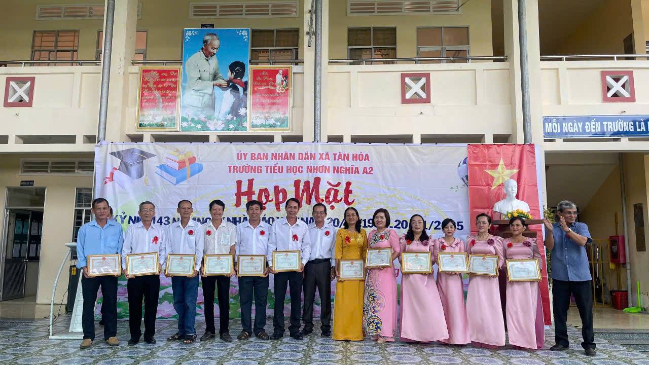 Các em học sinh chúc mừng thầy cô