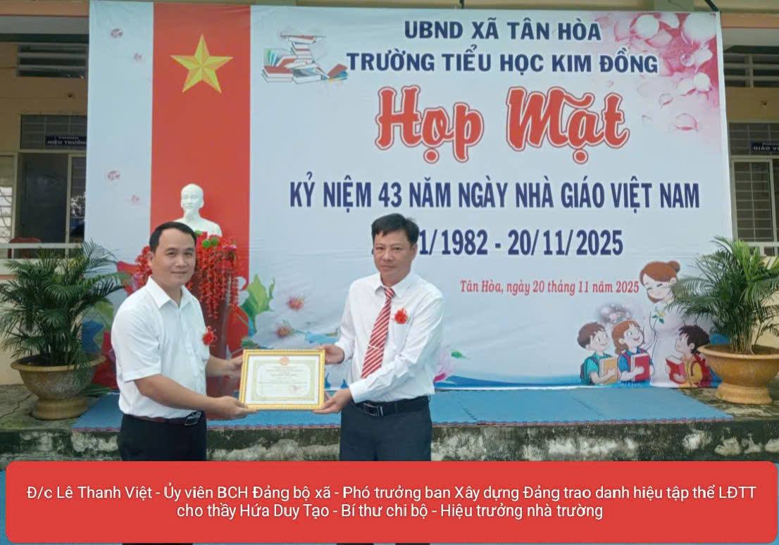 Các thầy cô giáo trong trang phục áo dài truyền thống