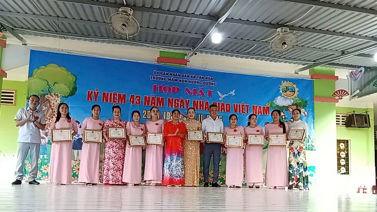 Khán giả chăm chú theo dõi chương trình