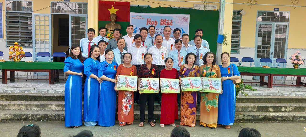 Các thầy cô giáo chụp ảnh lưu niệm