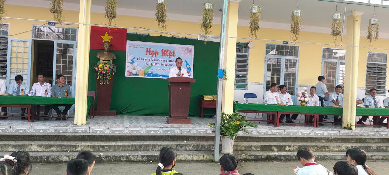 Khen thưởng giáo viên có thành tích xuất sắc