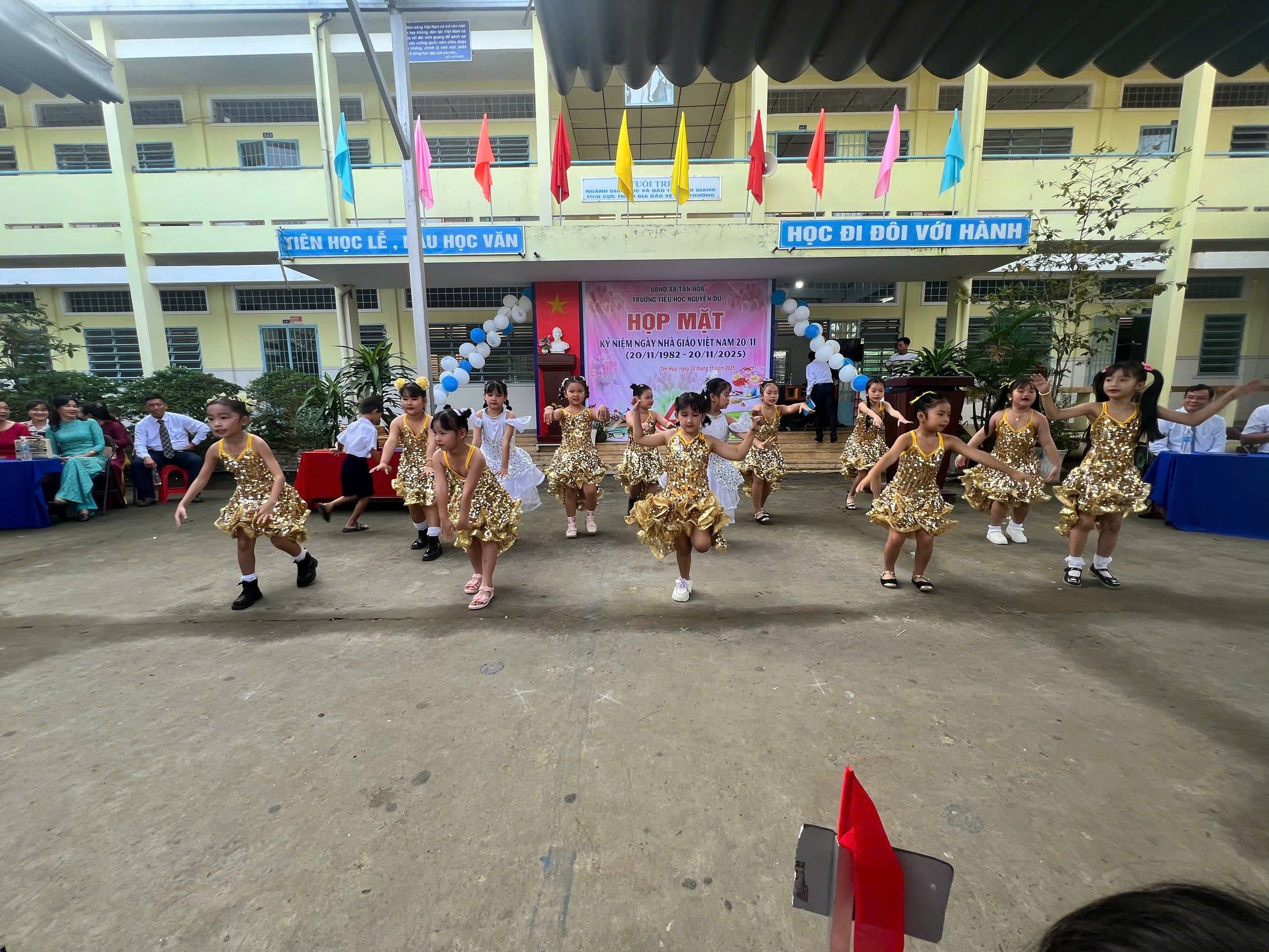 Các thầy cô giáo nhận hoa chúc mừng