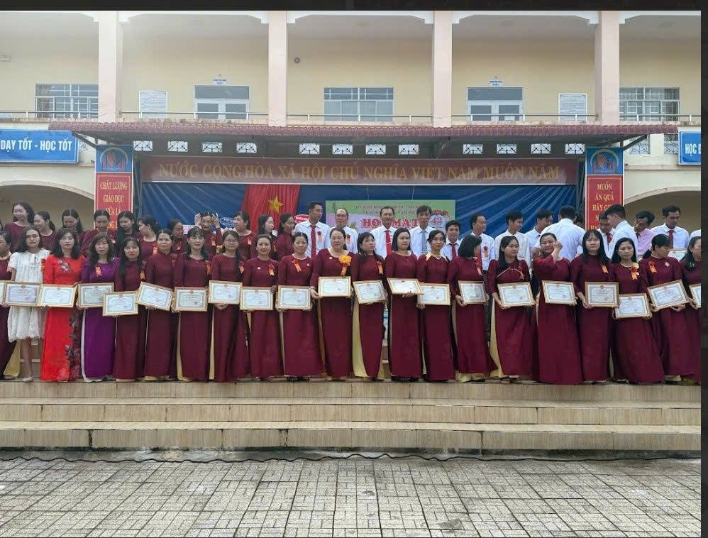 Trao thưởng cho giáo viên tiêu biểu