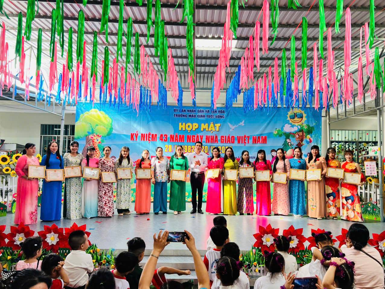 Lãnh đạo trao danh hiệu Lao động tiên tiến