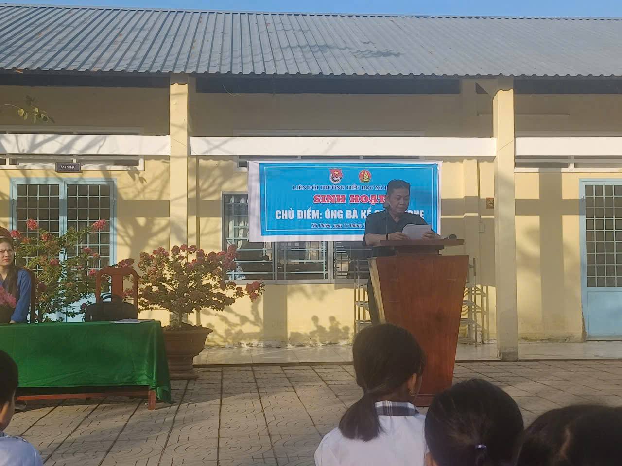 Liên đội Trường Tiểu học Xà Phiên 3 tổ chức sinh hoạt chủ điểm “Ông bà kể cháu nghe”