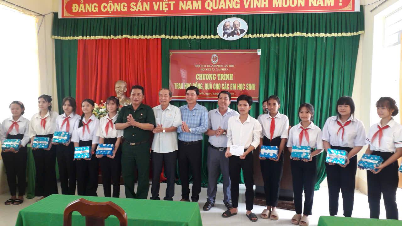 HỘI CỰU CHIẾN BINH XÃ XÀ PHIÊN TẶNG QUÀ CHO HỌC SINH CÓ HOÀN CẢNH KHÓ KHĂN NHÂN DỊP NĂM HỌC MỚI