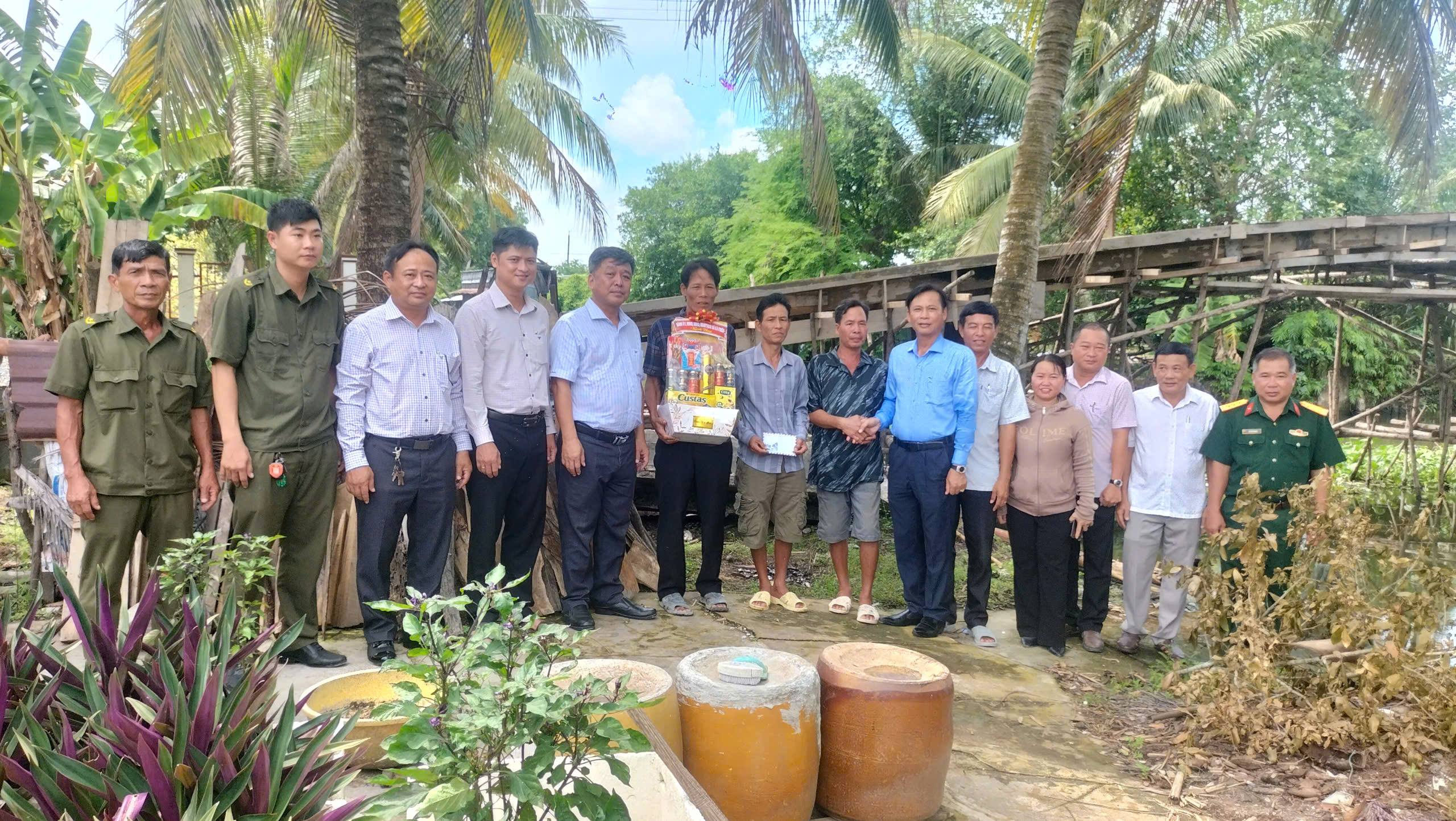 Lãnh đạo xã Xà Phiên thăm, động viên đơn vị thi công cầu Anh Minh 23