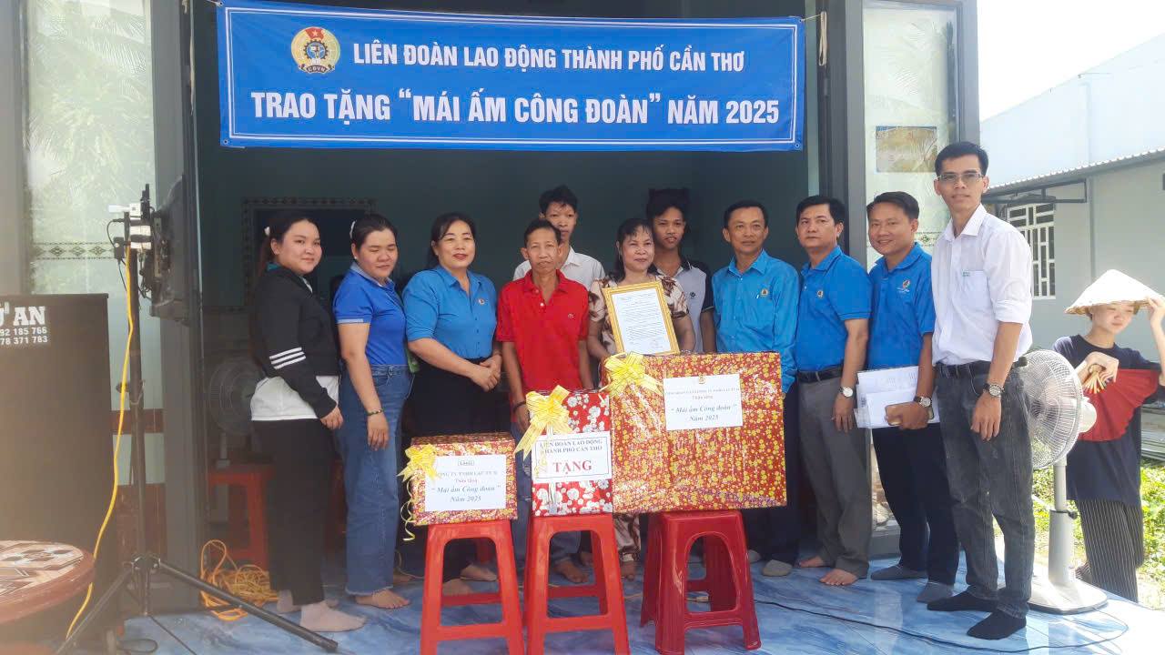 Bàn giao mái ấm công đoàn cho đoàn viên khó khăn về nhà ở tại xã Xà Phiên