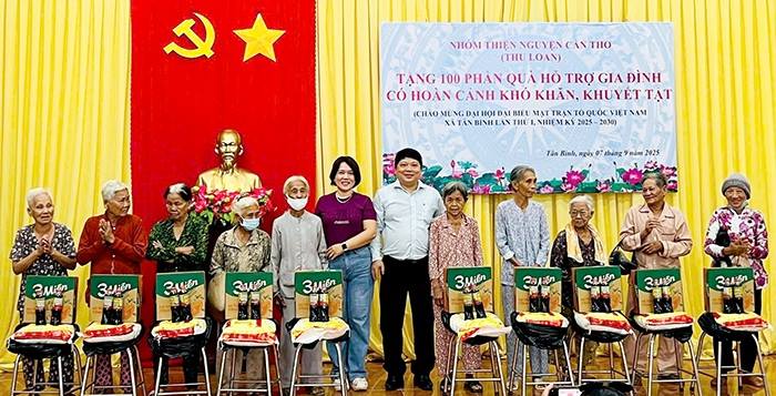 Trao quà, học bổng tặng học sinh, người dân có hoàn cảnh khó khăn