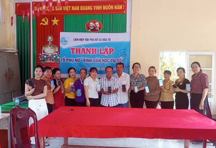 Lễ ra mắt Tổ Phụ nữ “Bình dân học vụ số” 