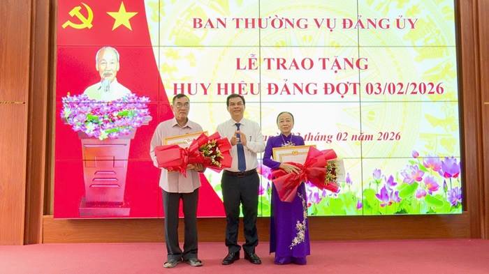 Hòa Tú trao tặng Huy hiệu Đảng đợt 03/02/2026