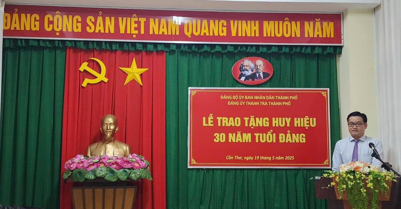 Đảng ủy Thanh tra thành phố tổ chức Lễ Trao tặng Huy hiệu 30 năm tuổi Đảng
